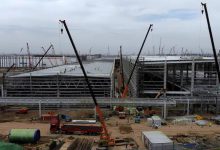 航拍显示上海Model Y工厂进度惊人:正在进行屋顶铺设-航拍网