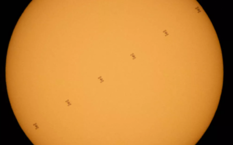 NASA摄影师抓拍国际空间站“穿越”太阳的壮观景象-航拍网