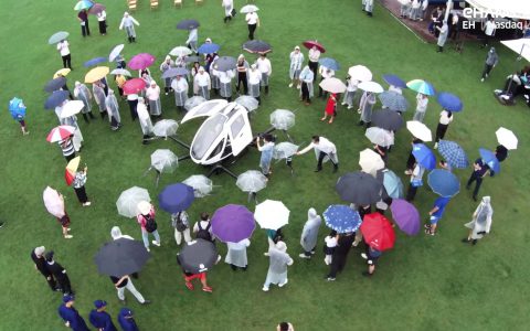 亿航216完成山东载人飞行演示,4名乘客体验海上空中游览-航拍网