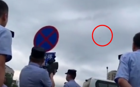 湖北一考点惊现无人机,被反作弊民警用反制枪驱离-航拍网