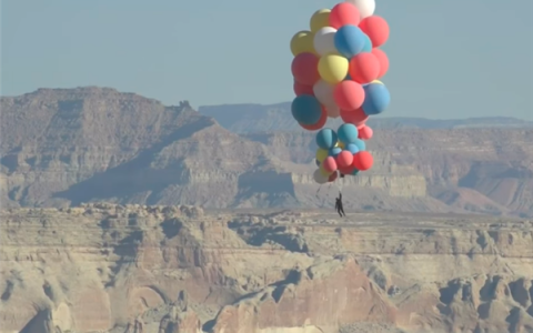惊险直播：魔术师抓52个氦气球升至7500米高空 一跃而下-航拍网
