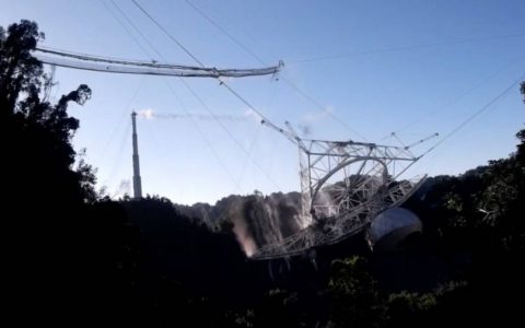 无人机视角:阿雷西博天文望远镜倒塌视频发布-航拍网