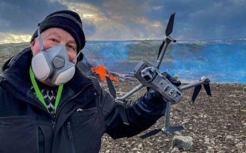 火山喷发致地磁紊乱?冰岛数十架航拍无人机摔入熔岩,专家建议逆风飞-航拍网