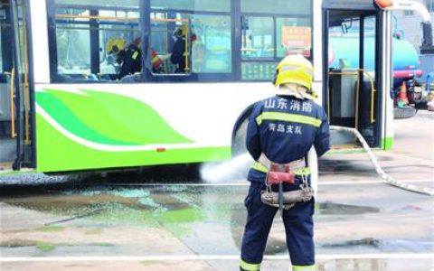 危化品车出“事故”无人机空中指挥-航拍网