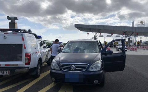 剧组在跨海大桥违停航拍，六万元无人机因风坠海，还被交警罚款记分-航拍网