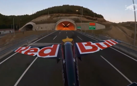 红牛“敢死队”飞机穿越高速公路隧道挑战成功-航拍网