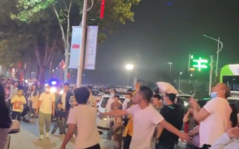 郑州万达广场无人机表演出现“炸机”坠落,组织方称系机械故障-航拍网