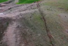 无人机俯瞰土耳其震后地表:大片山坡开裂成锯齿状 公路堆满碎石-航拍网