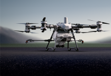 离地高度超10米 重大安全隐患！飞手用农用无人机吊人上山 大疆：吊销操作证书-航拍网